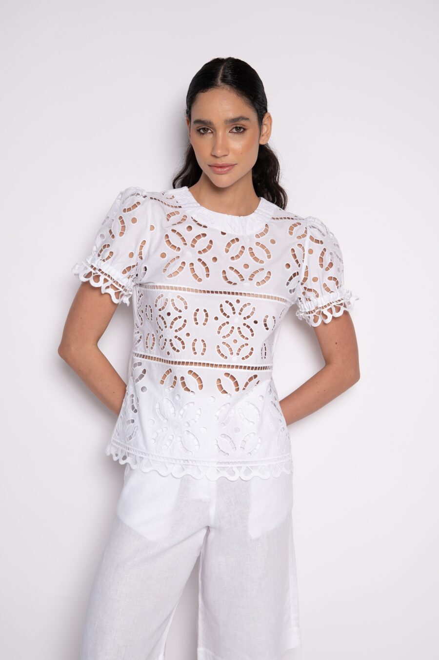 Blusa bordada com mangas bufantes branca - Silvia - Imagem 2
