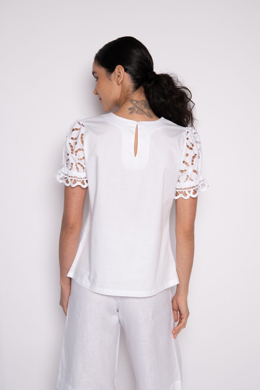Blusa bordada com mangas bufantes branca - Silvia - Imagem 3