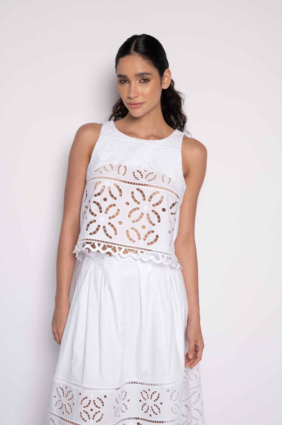 Blusa cropped bordada com decote envelope branca - Stella - Imagem 2