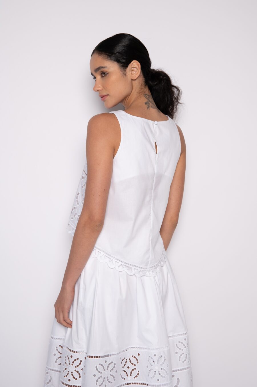 Blusa cropped bordada com decote envelope branca - Stella - Imagem 4