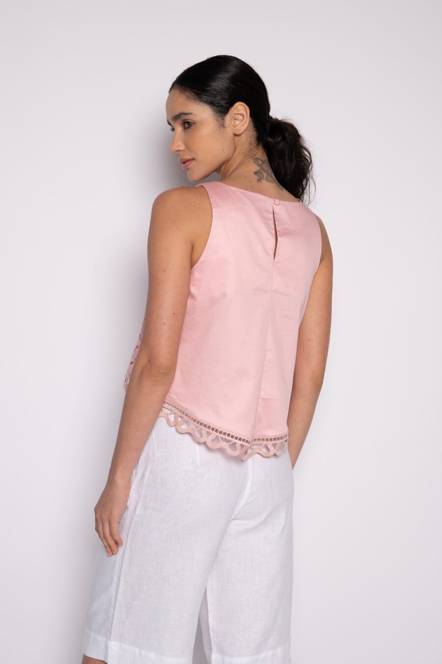 Blusa cropped bordada com decote envelope rosa - Stella - Imagem 3