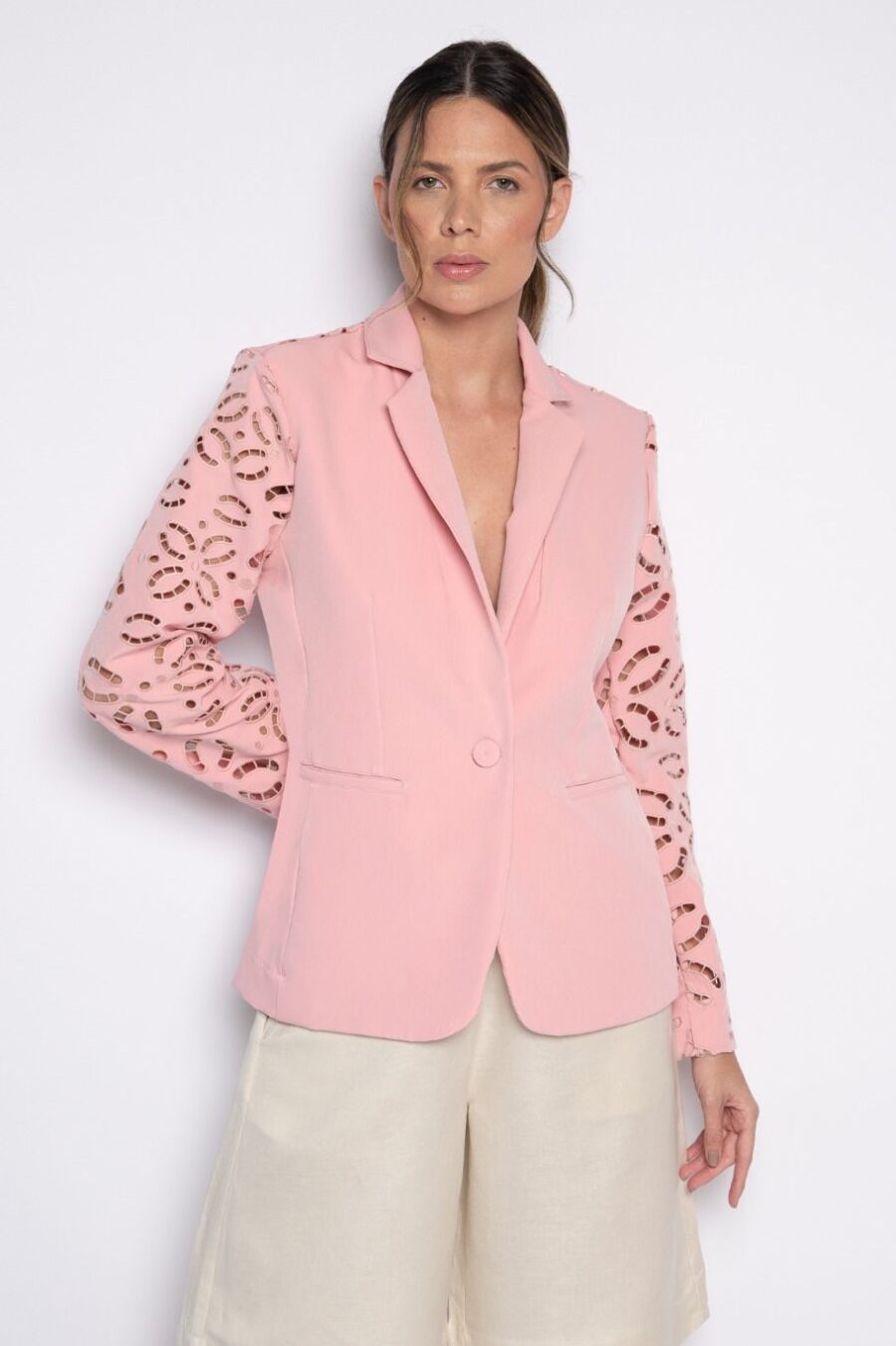 Blazer bordado em rechilieu nas mangas e costas rosa - Magda - Imagem 2