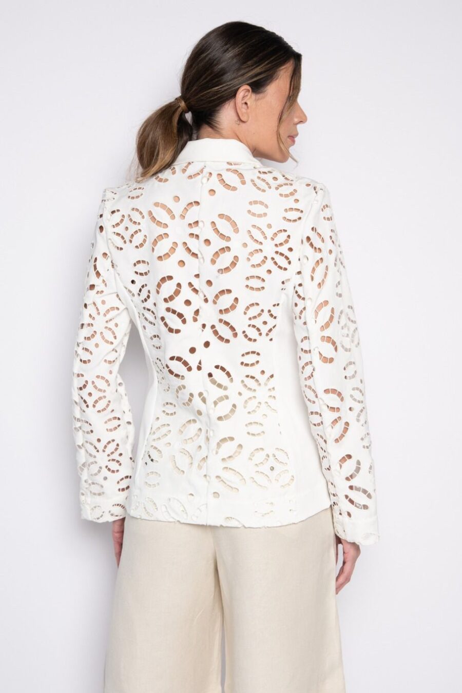 Blazer bordado em rechilieu nas mangas e costas off white - Magda - Imagem 3