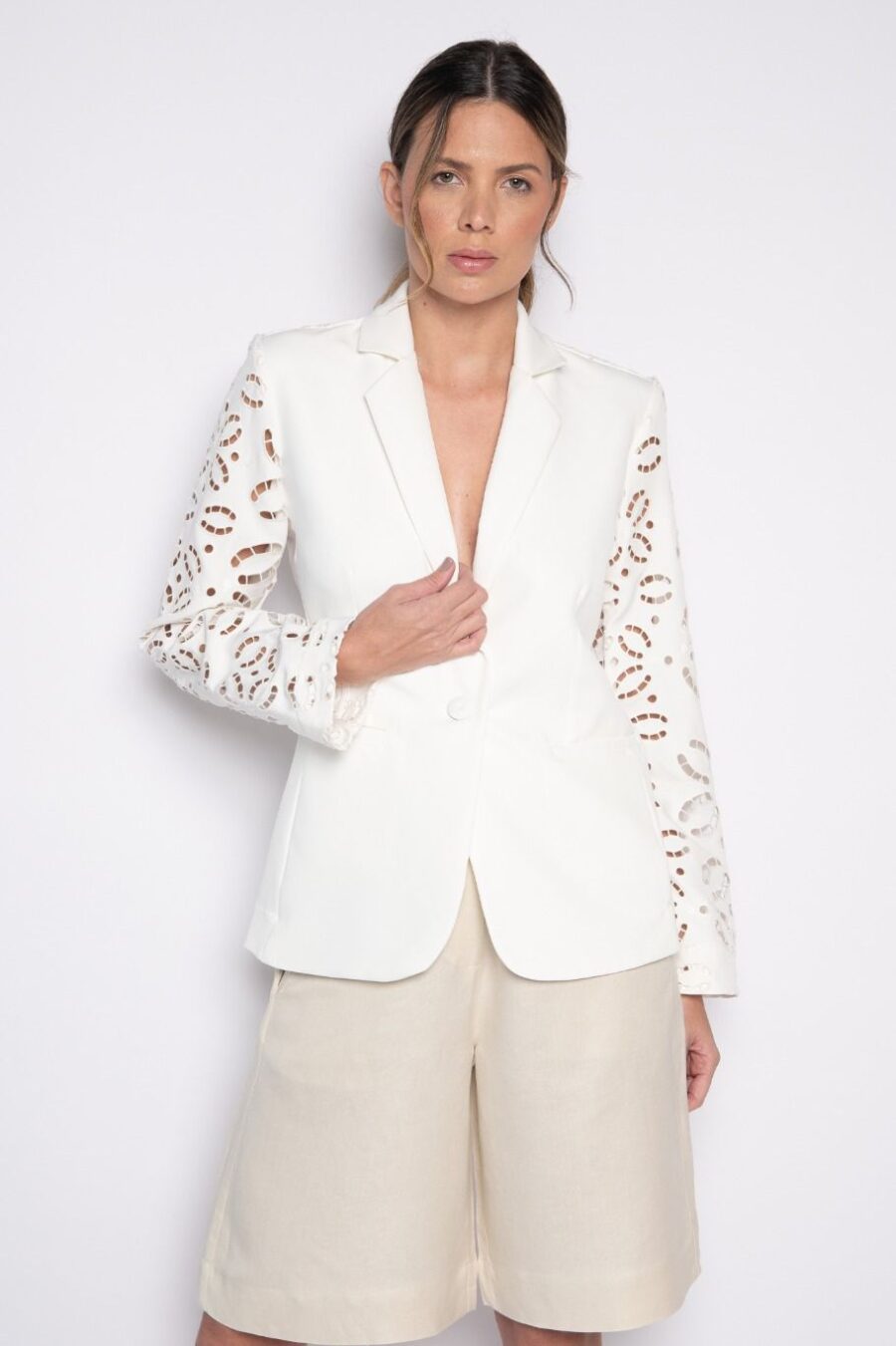Blazer bordado em rechilieu nas mangas e costas off white - Magda - Imagem 2