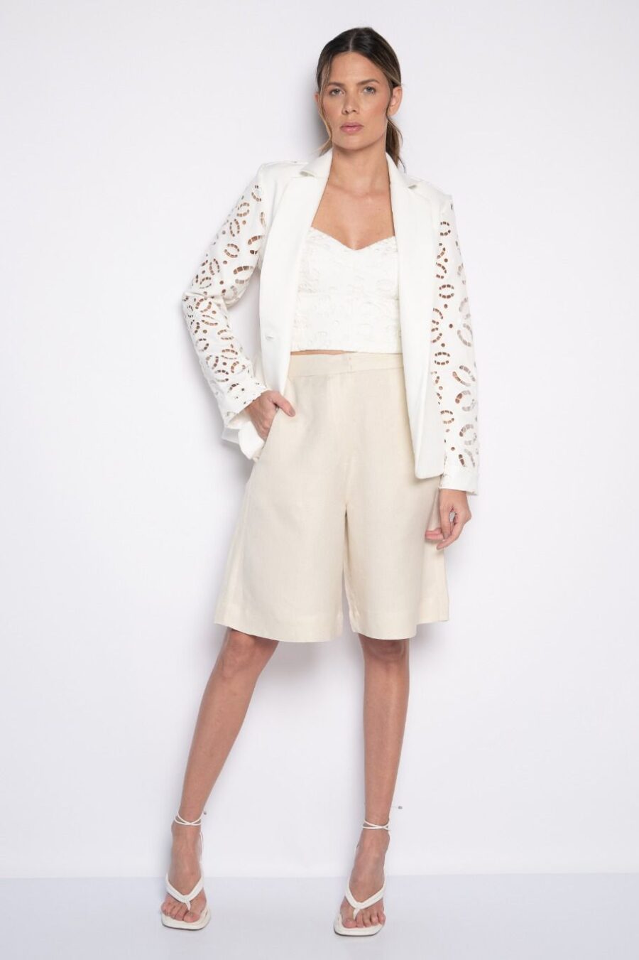 Blazer bordado em rechilieu nas mangas e costas off white - Magda - Imagem 5