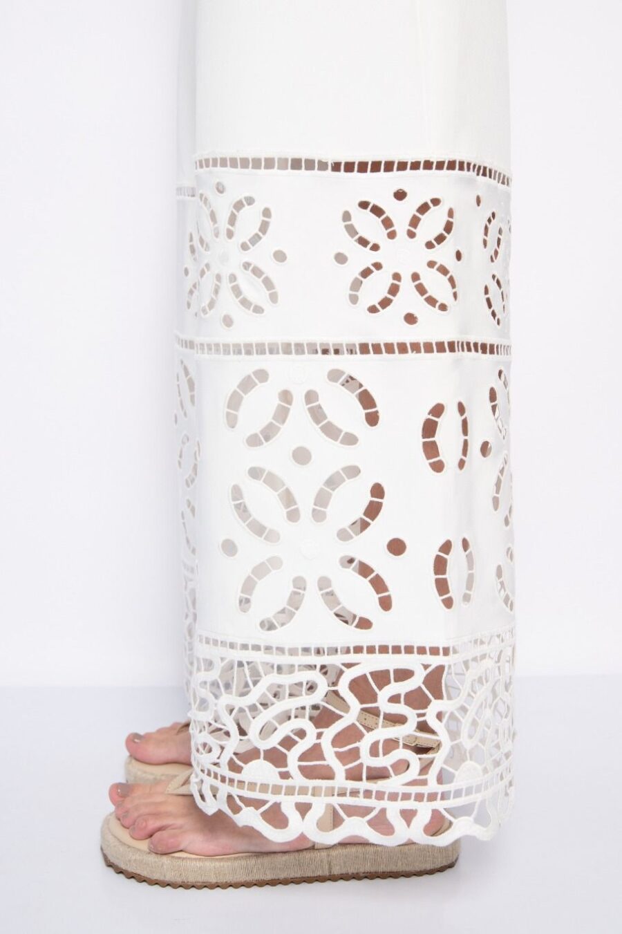 Calça pantalona com barra bordada off white - Laura - Imagem 4