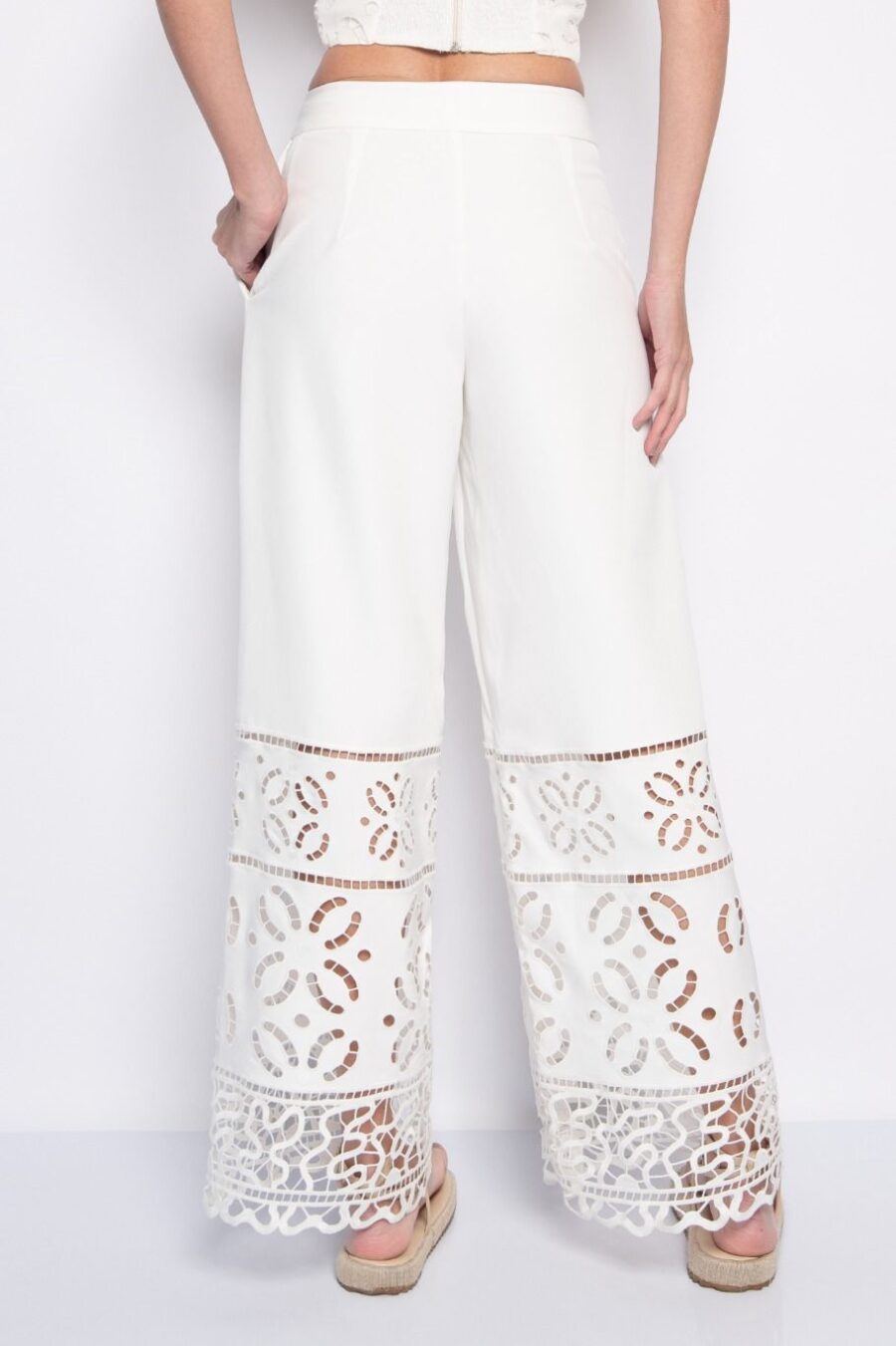 Calça pantalona com barra bordada off white - Laura - Imagem 3