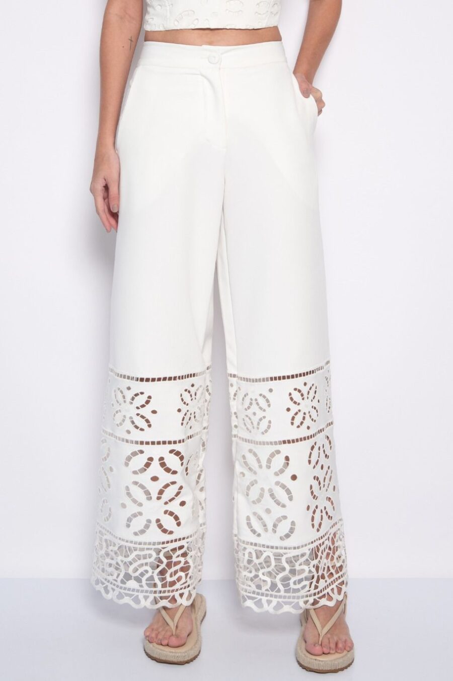 Calça pantalona com barra bordada off white - Laura - Imagem 2