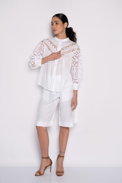 Camisa bordada em richelieu com manga 3/4 bufante branca - Zaia