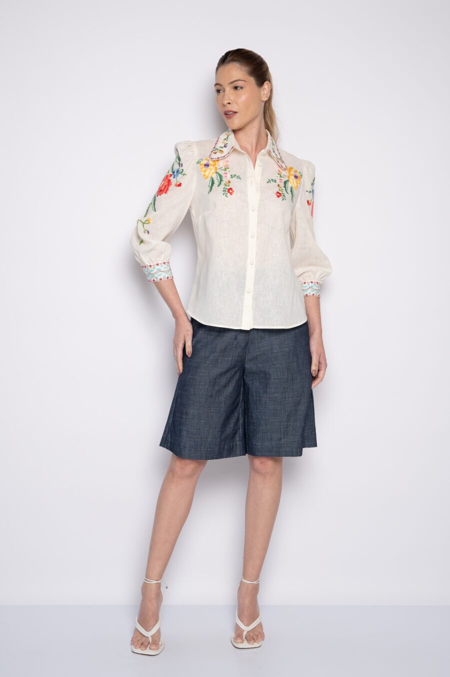 Camisa com mangas 3/4 e bordado mini florais off white - Zuleica - Imagem 3