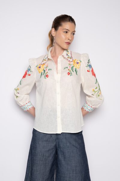 Camisa com mangas 3/4 e bordado mini florais off white - Zuleica