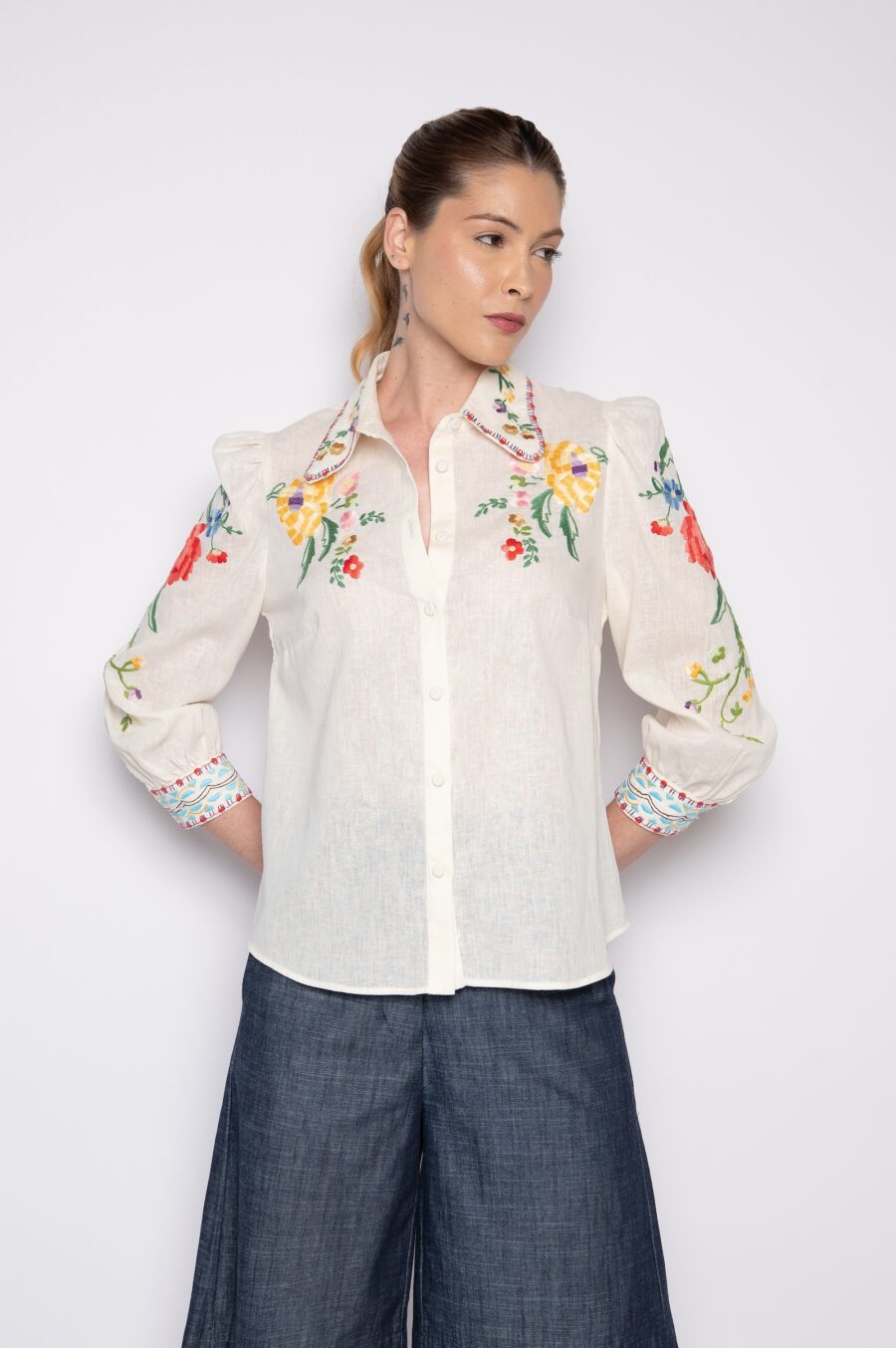 Camisa com mangas 3/4 e bordado mini florais off white - Zuleica