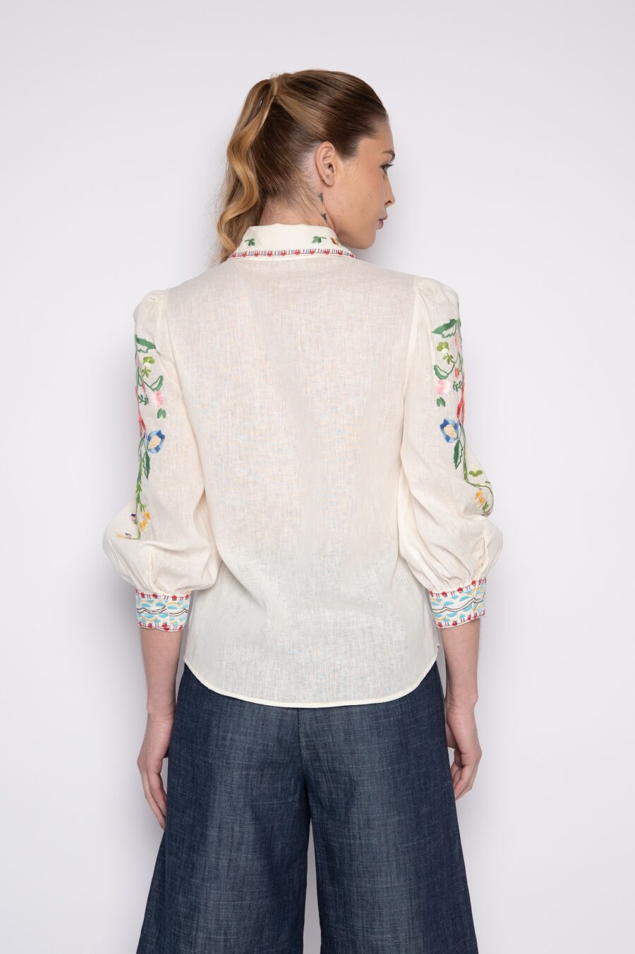 Camisa com mangas 3/4 e bordado mini florais off white - Zuleica - Imagem 5