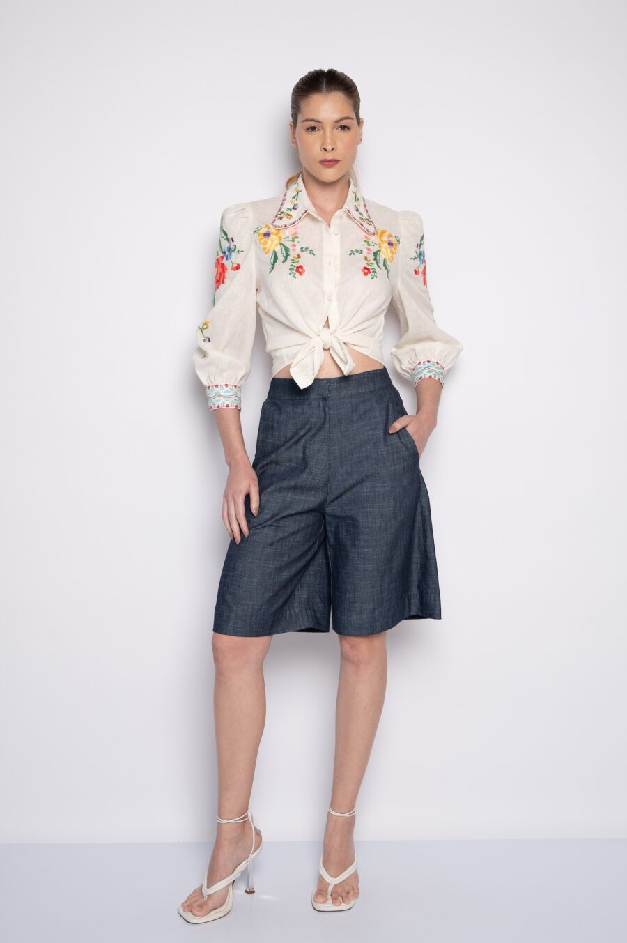 Camisa com mangas 3/4 e bordado mini florais off white - Zuleica - Imagem 4