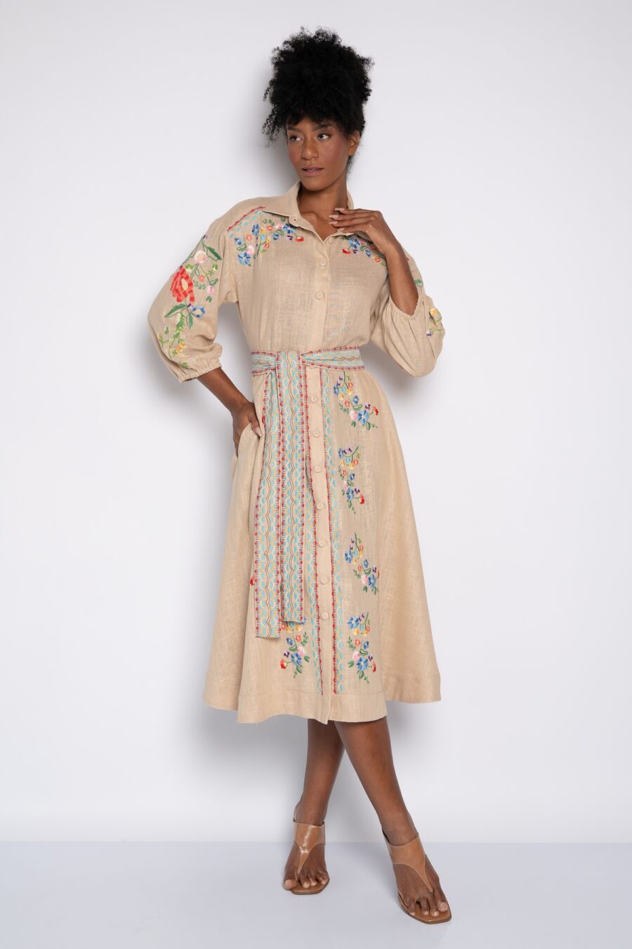 Vestido chemise bordado mini florais  amêndoa - Perla - Imagem 2
