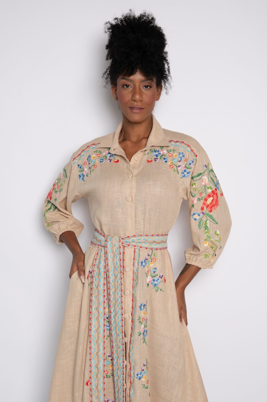 Vestido chemise bordado mini florais  amêndoa - Perla - Imagem 3