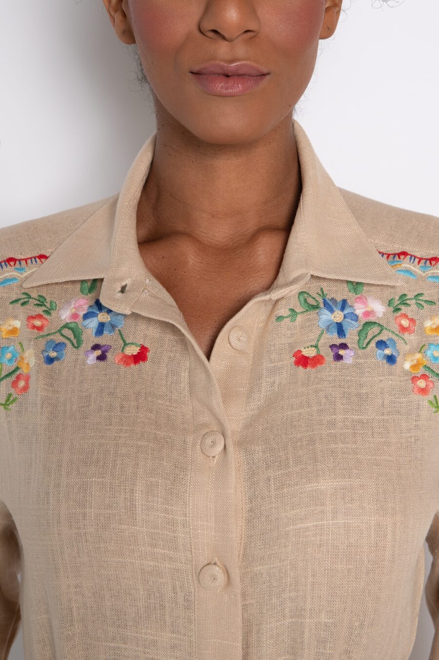 Vestido chemise bordado mini florais  amêndoa - Perla - Imagem 4