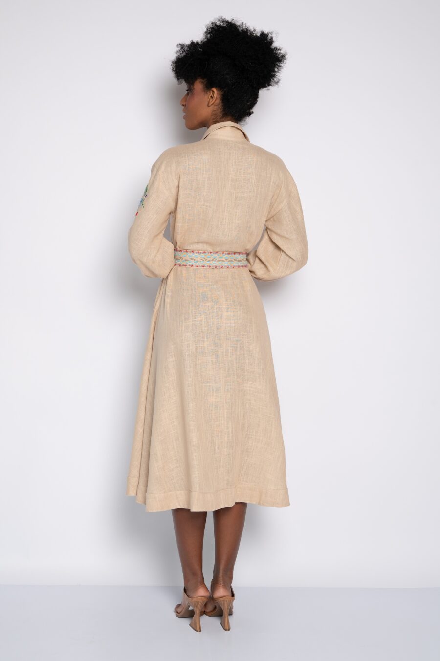 Vestido chemise bordado mini florais  amêndoa - Perla - Imagem 5