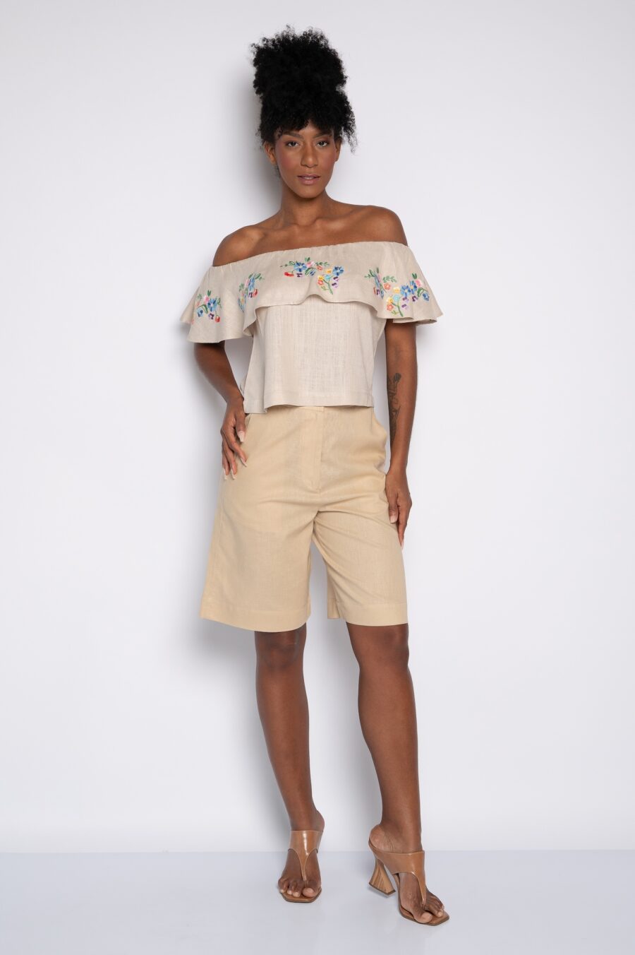 Bata com babado e bordado floral ombro a ombro Bege - Janiele - Imagem 2