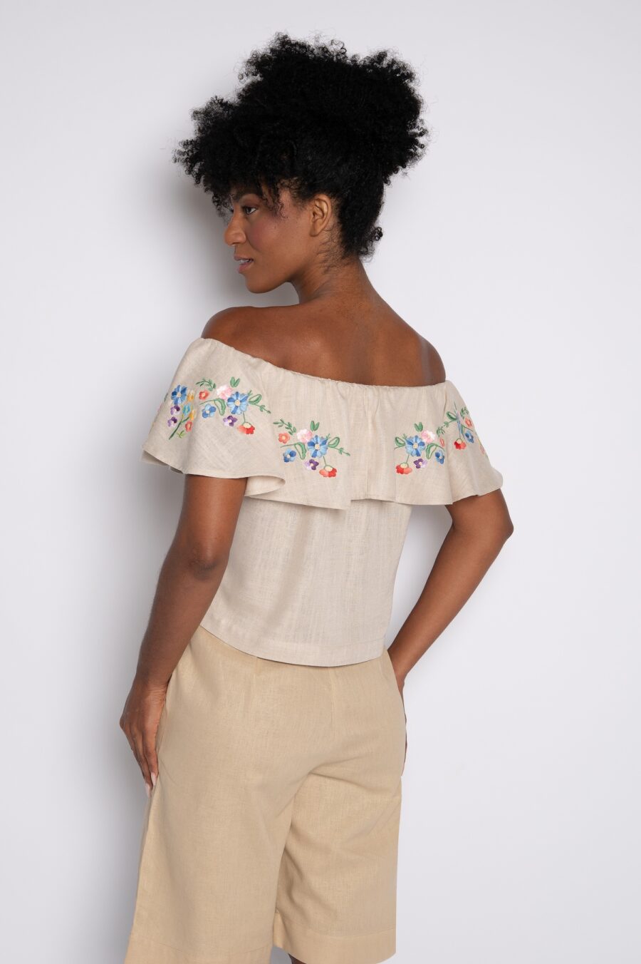 Bata com babado e bordado floral ombro a ombro Bege - Janiele - Imagem 5