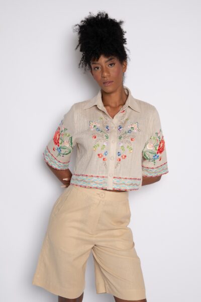 Camisa cropped com nervuras e bordado floral bege - Ana