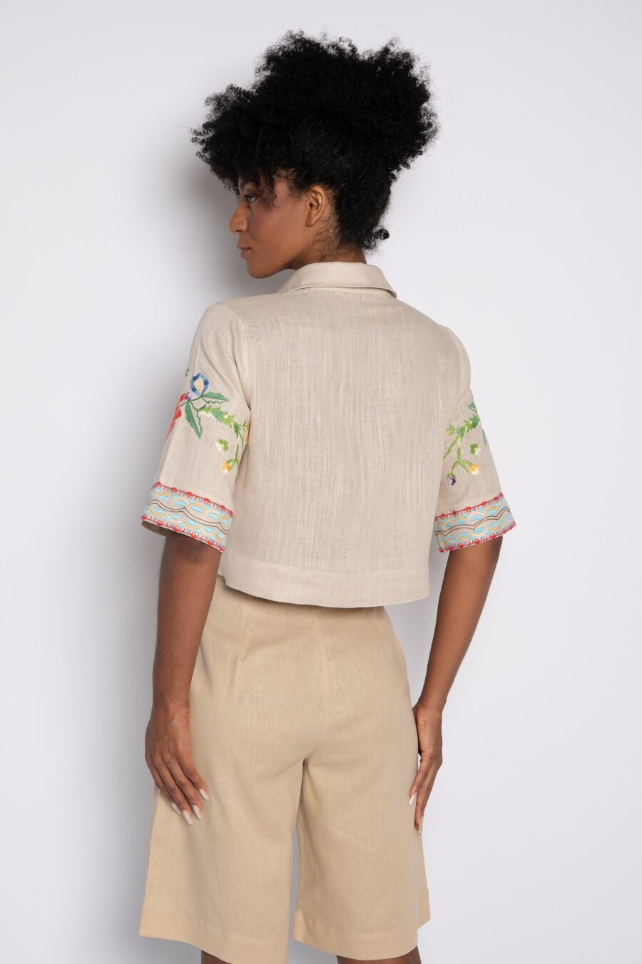 Camisa cropped com nervuras e bordado floral bege - Ana - Imagem 5
