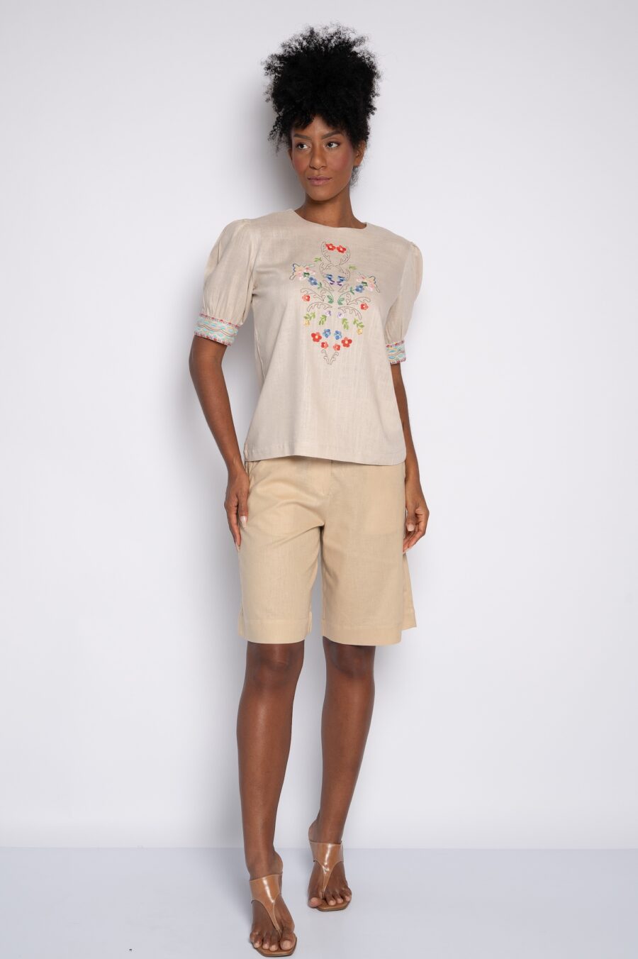 Blusa com bordado em mini florais bege - Cecília - Imagem 2