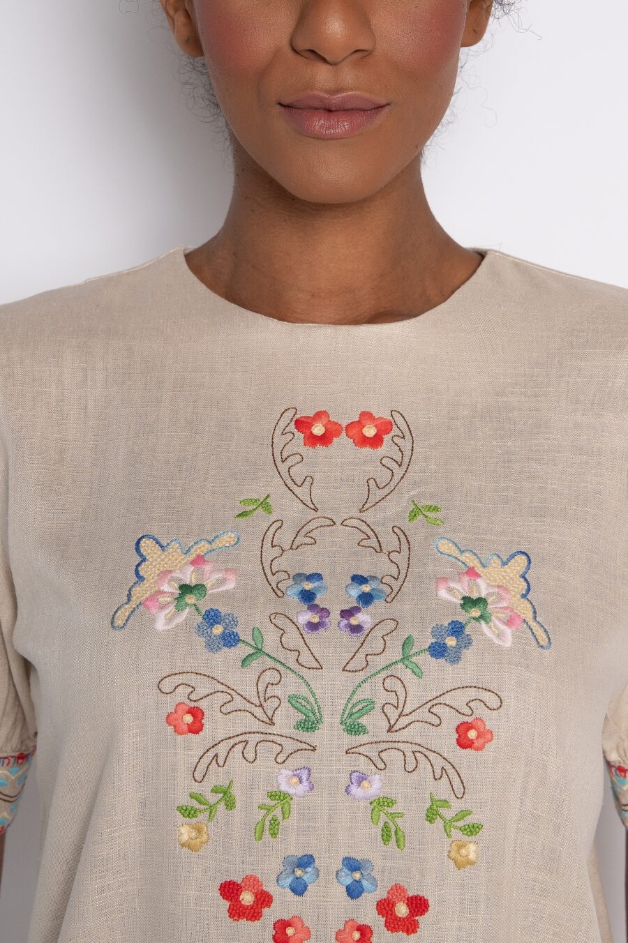 Blusa com bordado em mini florais bege - Cecília - Imagem 4