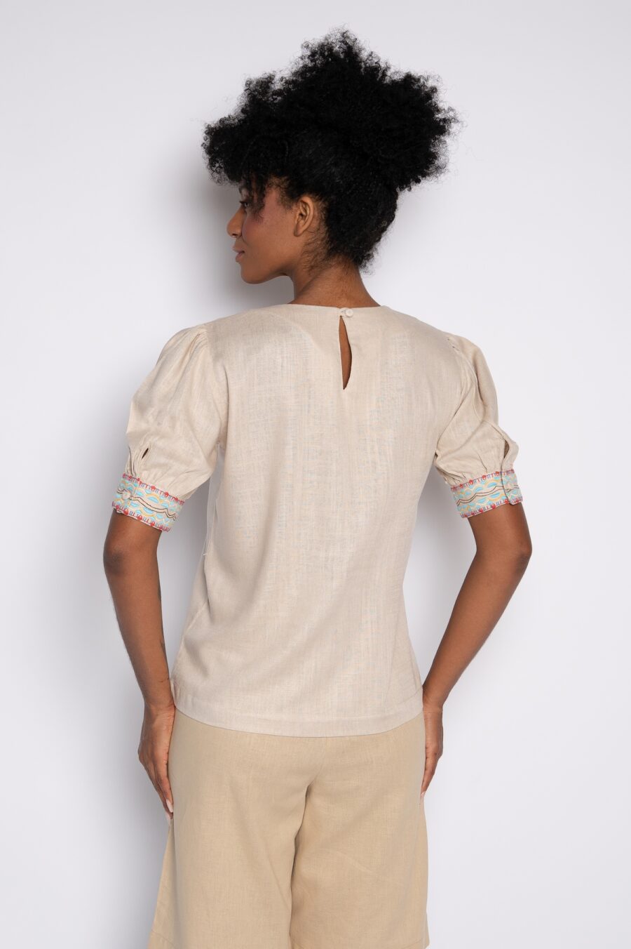 Blusa com bordado em mini florais bege - Cecília - Imagem 5
