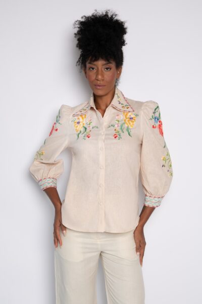 Camisa com mangas 3/4 e bordado mini florais natural - Zuleica