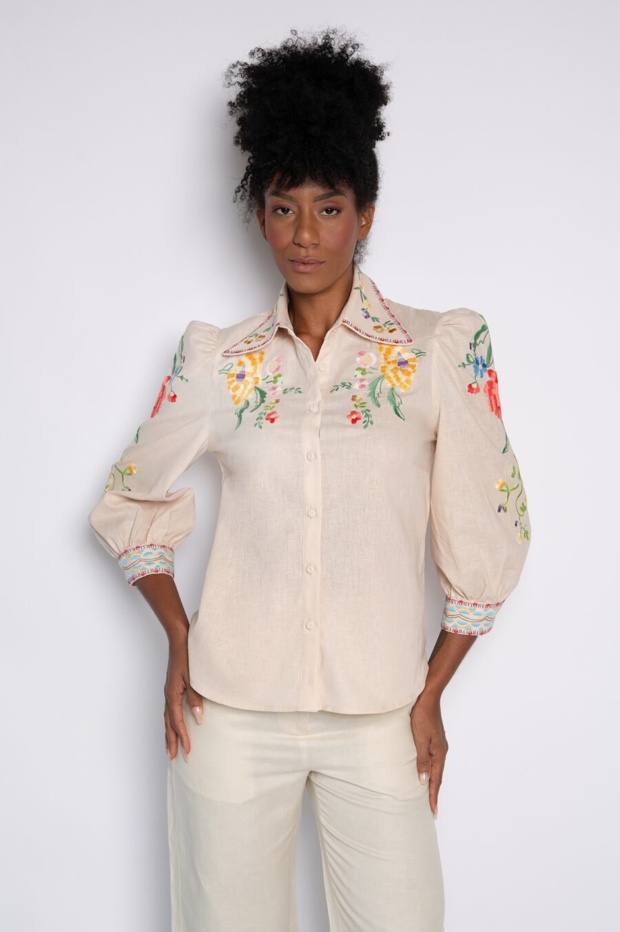 Camisa com mangas 3/4 e bordado mini florais natural - Zuleica