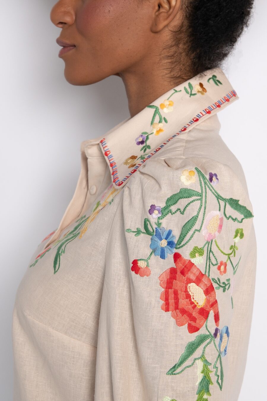 Camisa com mangas 3/4 e bordado mini florais natural - Zuleica - Imagem 4