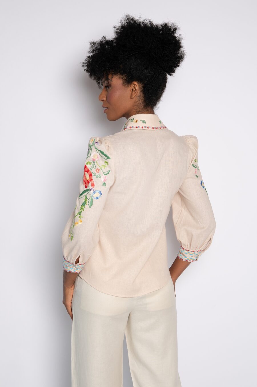 Camisa com mangas 3/4 e bordado mini florais natural - Zuleica - Imagem 5