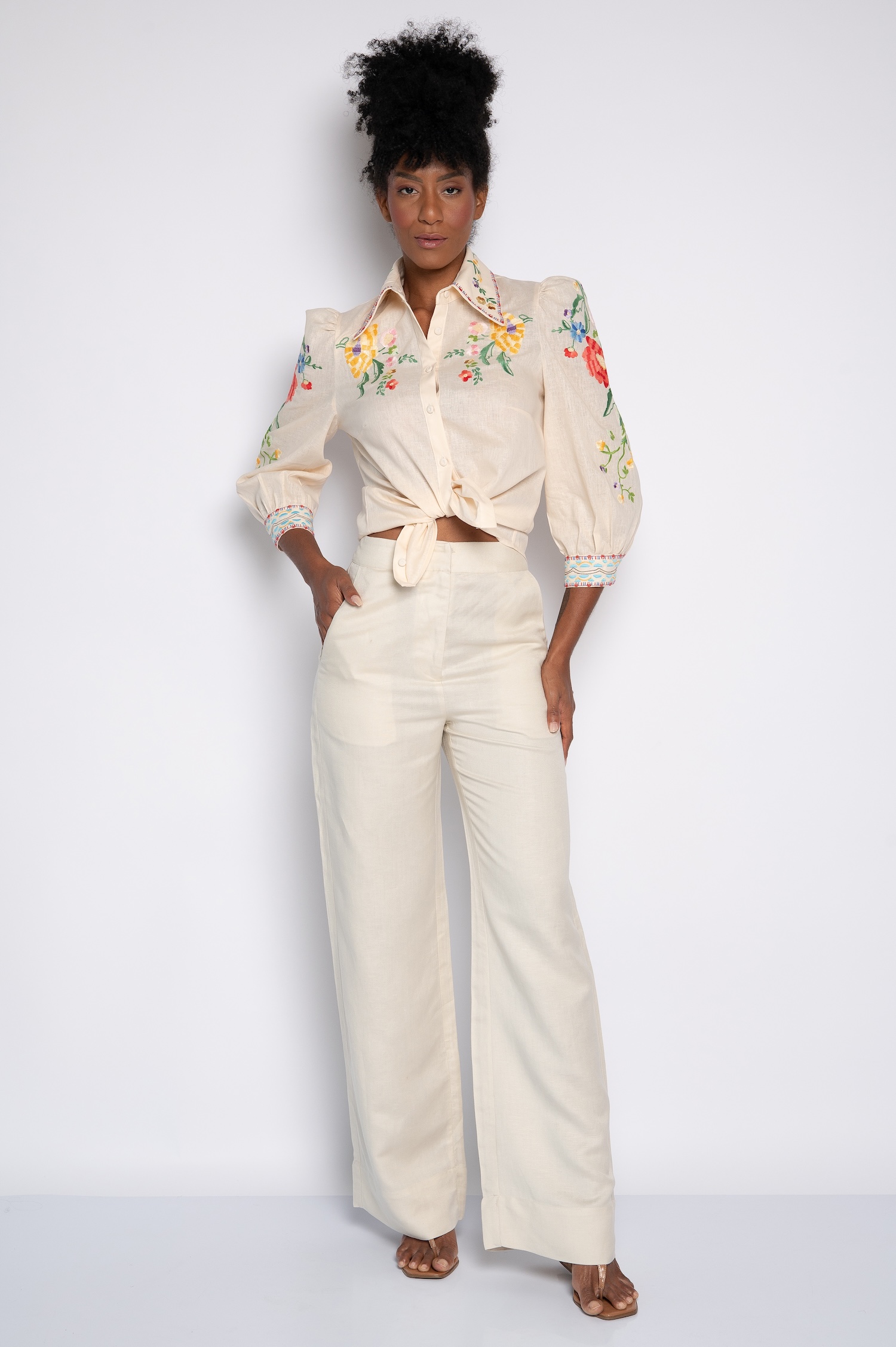 Camisa com mangas 3/4 e bordado mini florais natural - Zuleica - Imagem 2