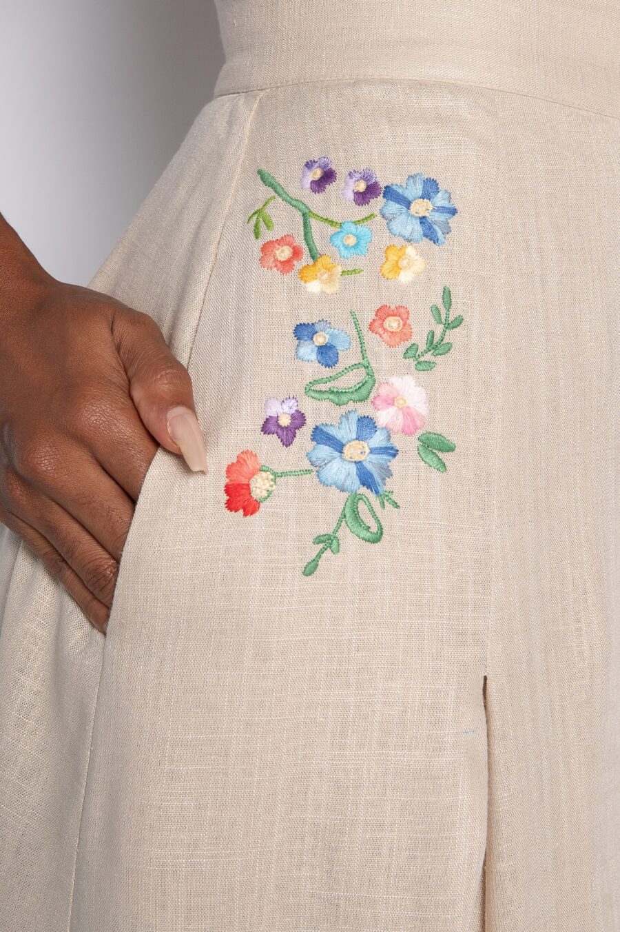 Saia longa bordada com mini florais laterais bege - Mirian - Imagem 4