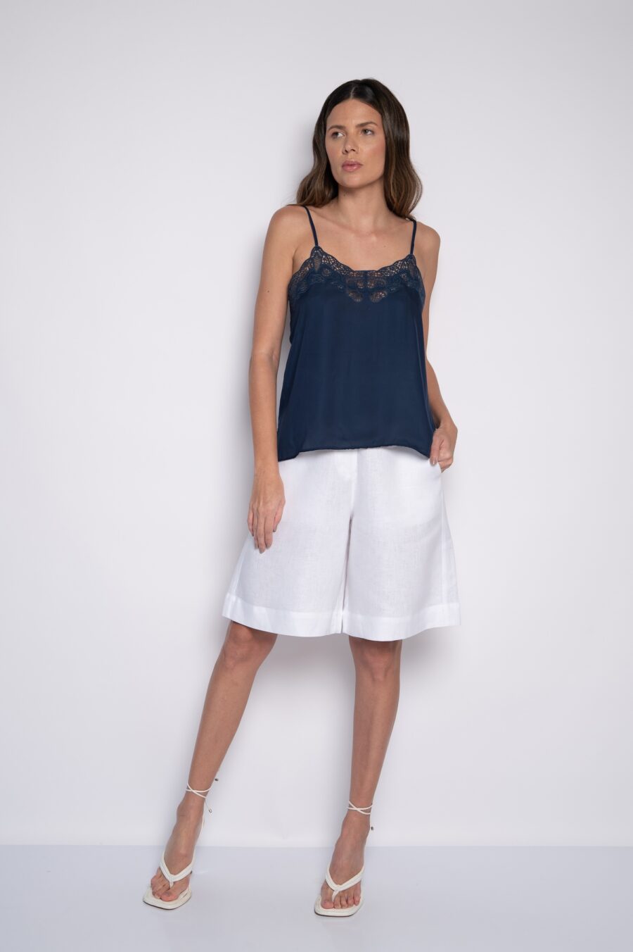 Blusa de Alças Finas com Bordado Delicado azul Marinho - Nivia - Imagem 2