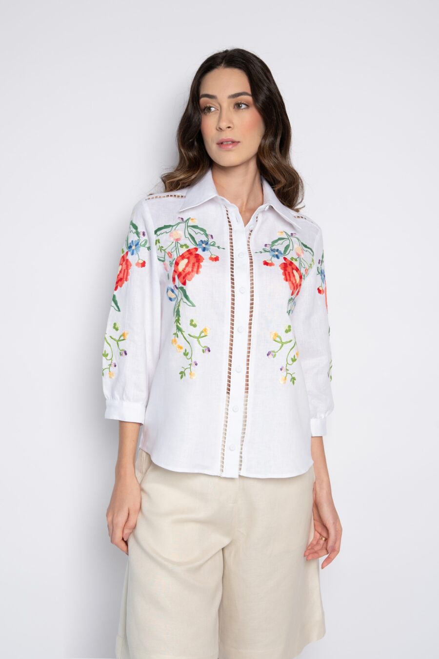 Camisa 100% algodão Bordada com Mini Florais Branca - Rubi