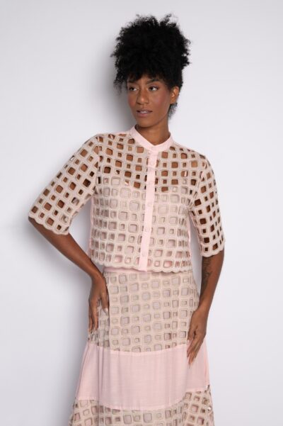 Camisa cropped bordada com gola mandarim rosa doce - Angélica