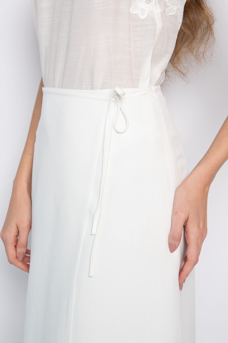 Saia midi transpassada off white - Nise - Imagem 4
