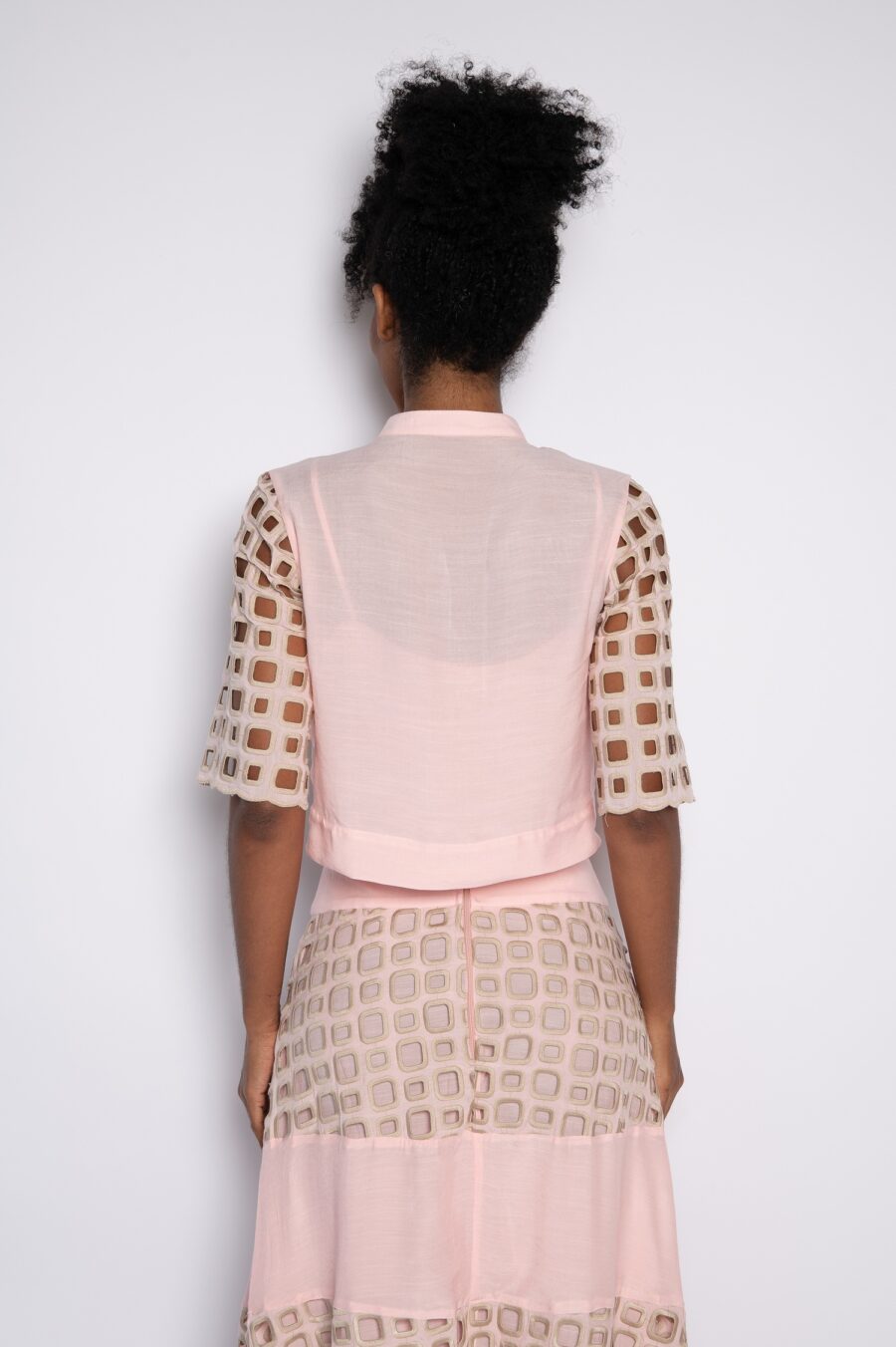 Camisa cropped bordada com gola mandarim rosa doce - Angélica - Imagem 5
