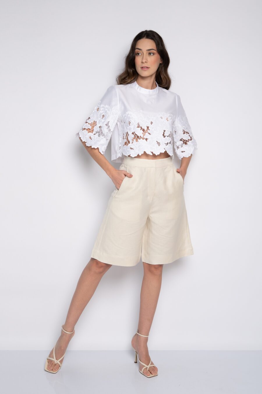 Blusa Cropped Bordada Branca - Carla - Imagem 3
