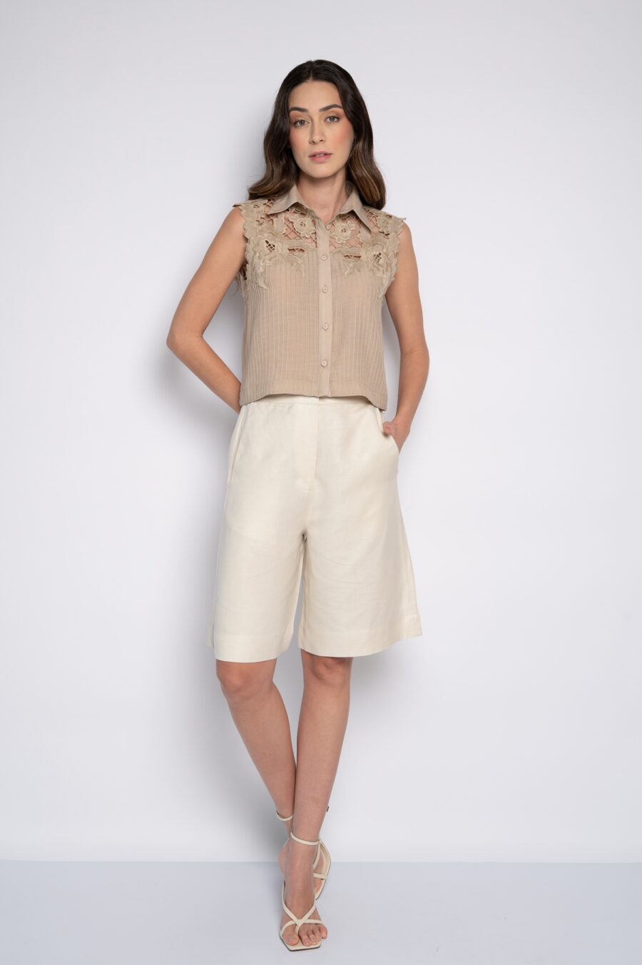 Camisa cropped bordada com nervura caqui - Claudia - Imagem 2