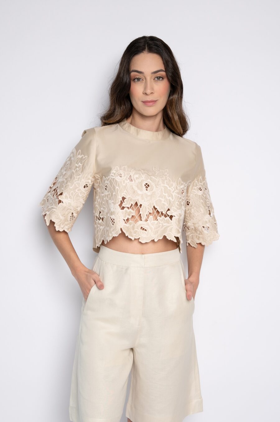Blusa Cropped Bordada Bege - Carla
