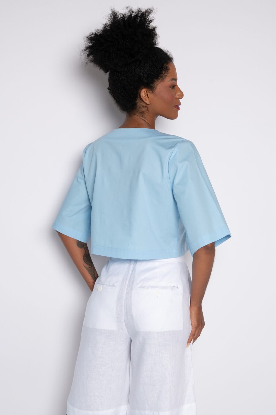 Blusa Cropped Bordada azul - Amora - Imagem 5