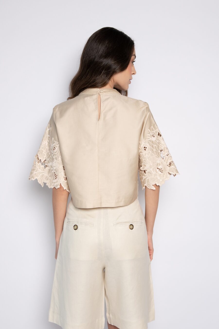 Blusa Cropped Bordada Bege - Carla - Imagem 5