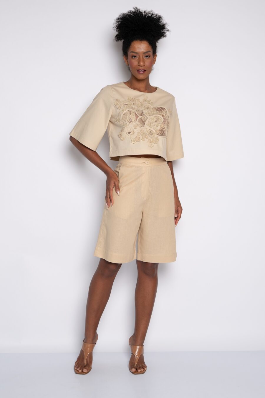 Blusa Cropped Bordada caqui - Amora - Imagem 2