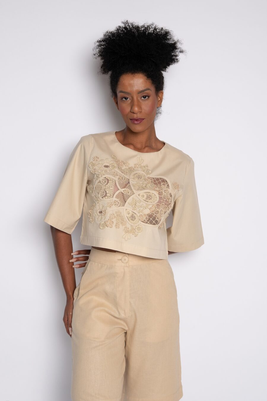 Blusa Cropped Bordada caqui - Amora