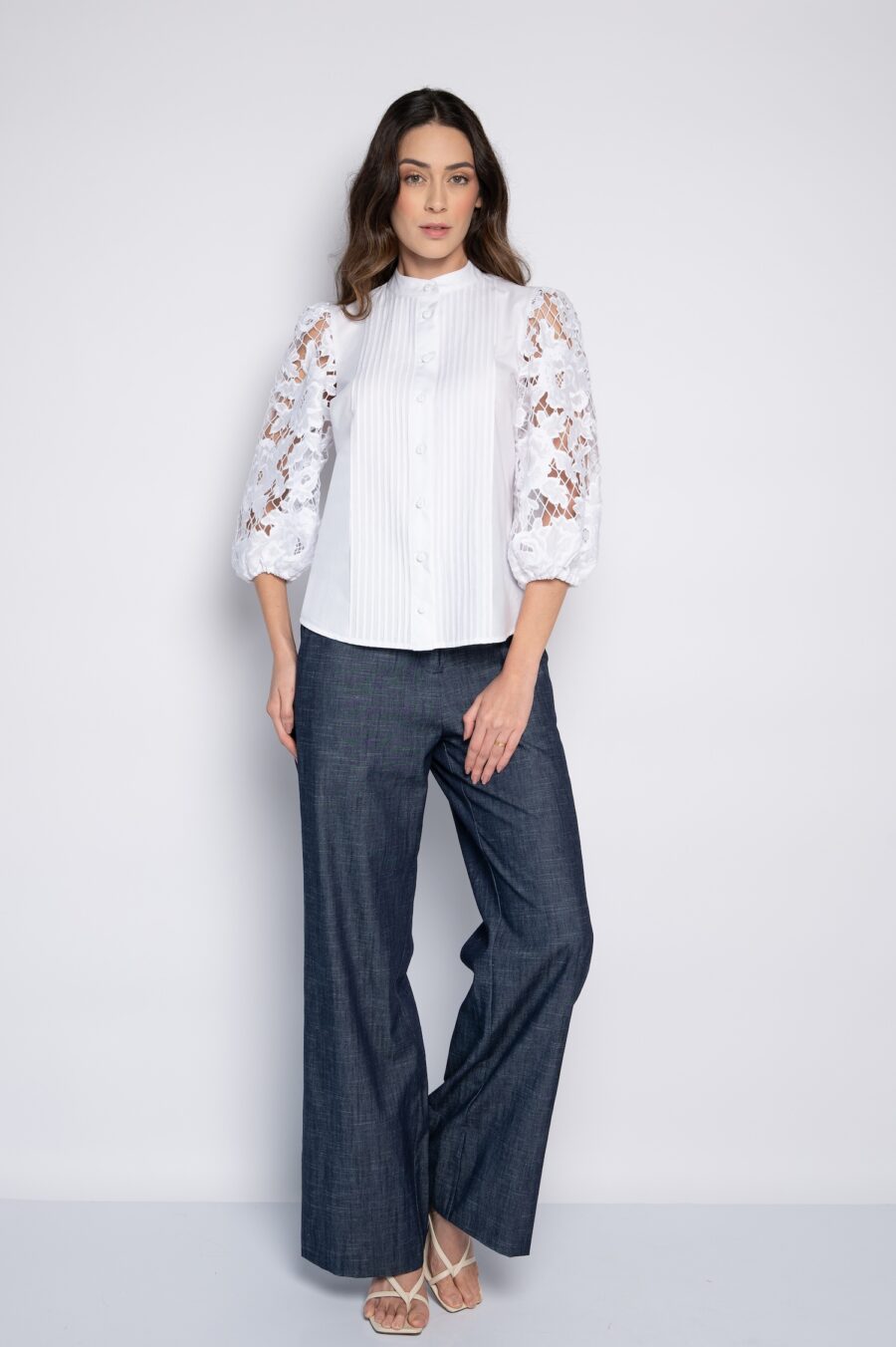 Camisa com Mangas Bordadas e Nervuras Frontais Branca - Zilda - Imagem 2