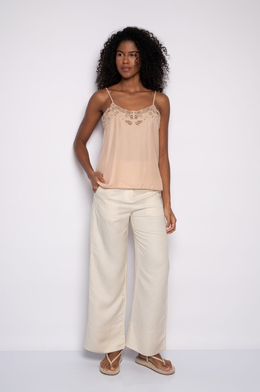 Blusa de Alças Finas com Bordado Delicado Nude - Nivia - Imagem 2