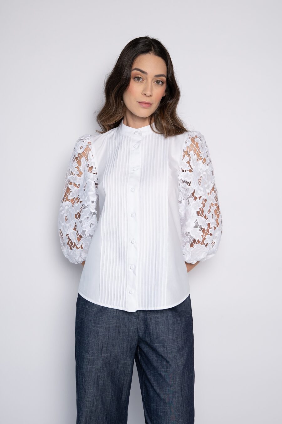 Camisa com Mangas Bordadas e Nervuras Frontais Branca - Zilda